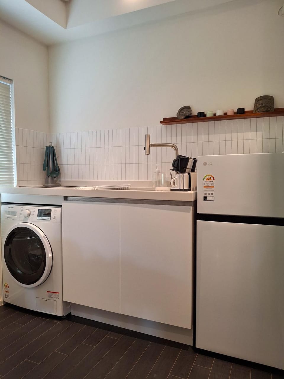 Kitchen or kitchenette, washing machine