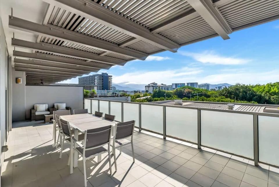 Cairns Coastal Charmer - Your Waterfront Sanctuary Apartment in Cairns
