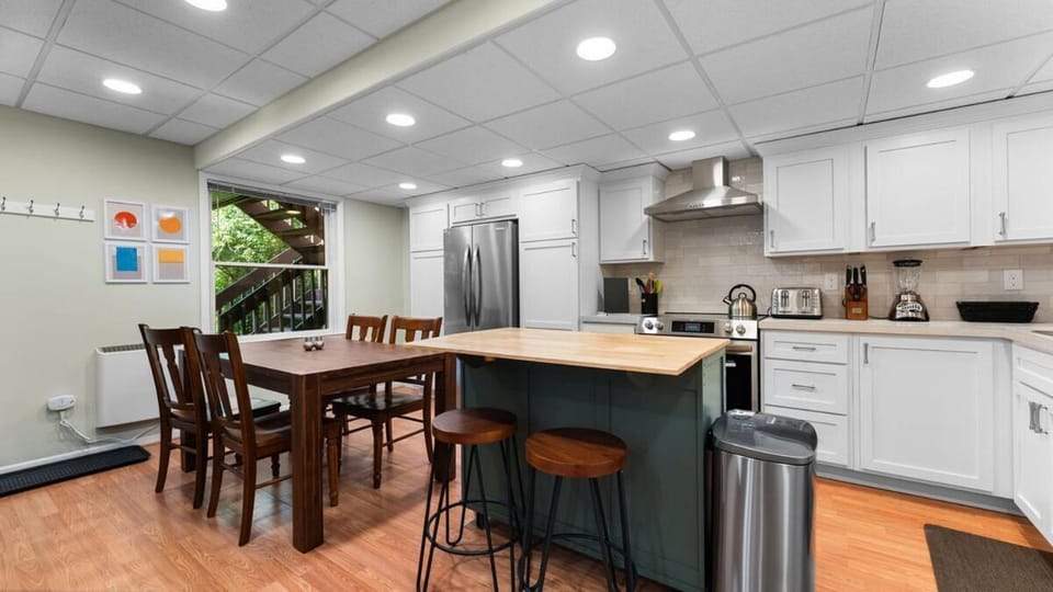 Arbor Hideaway - Brand New! Bring your dog! Apartment in Ann Arbor