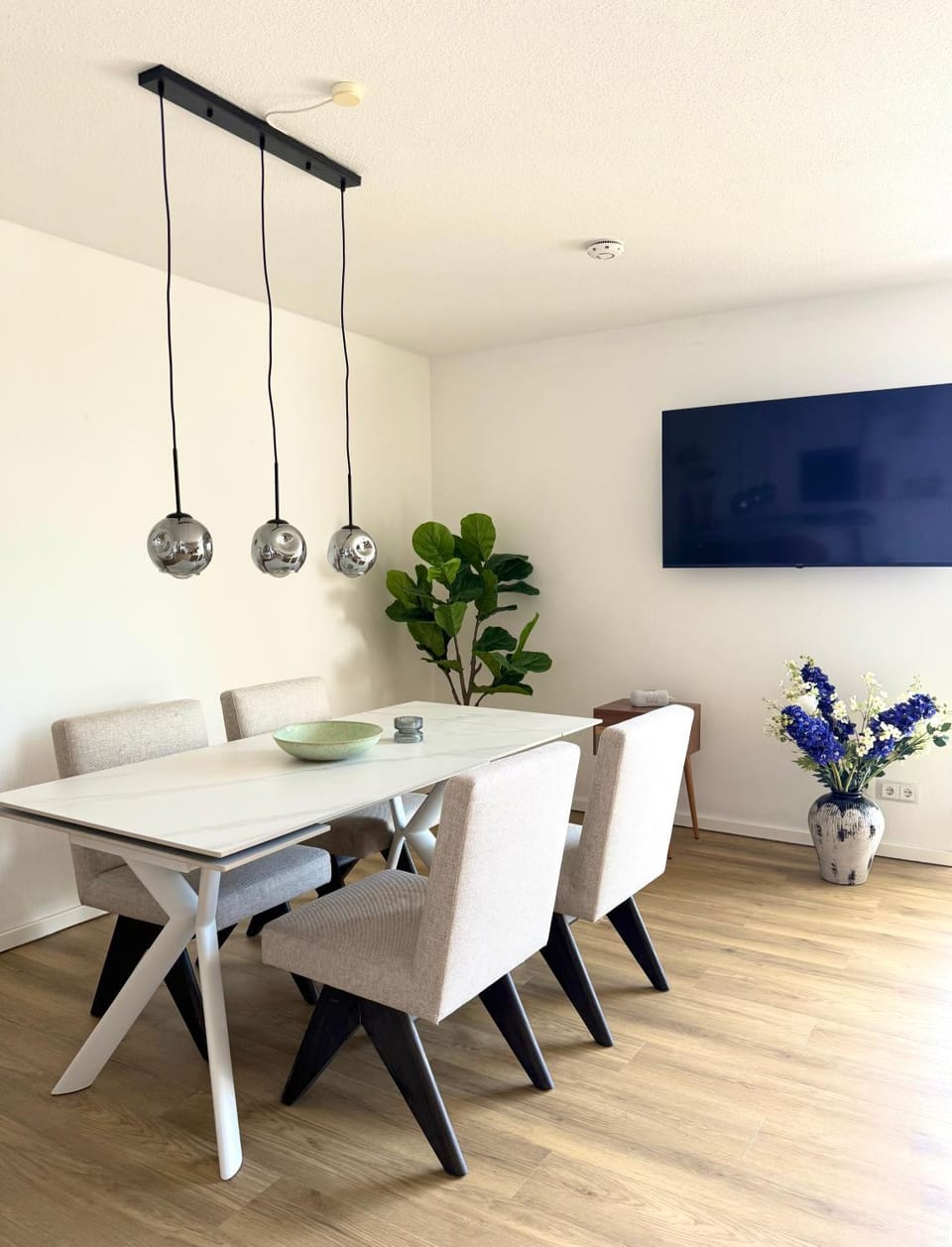 TV and multimedia, Living room, Dining area, Food, Food