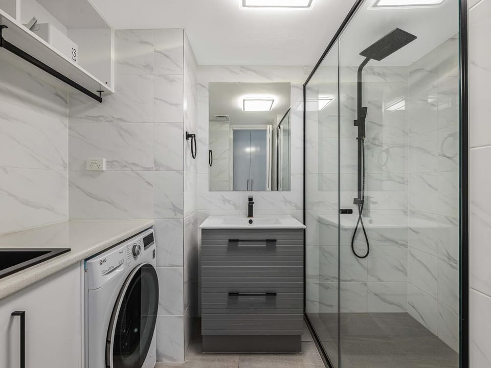 Shower, Bathroom, washing machine, dryer