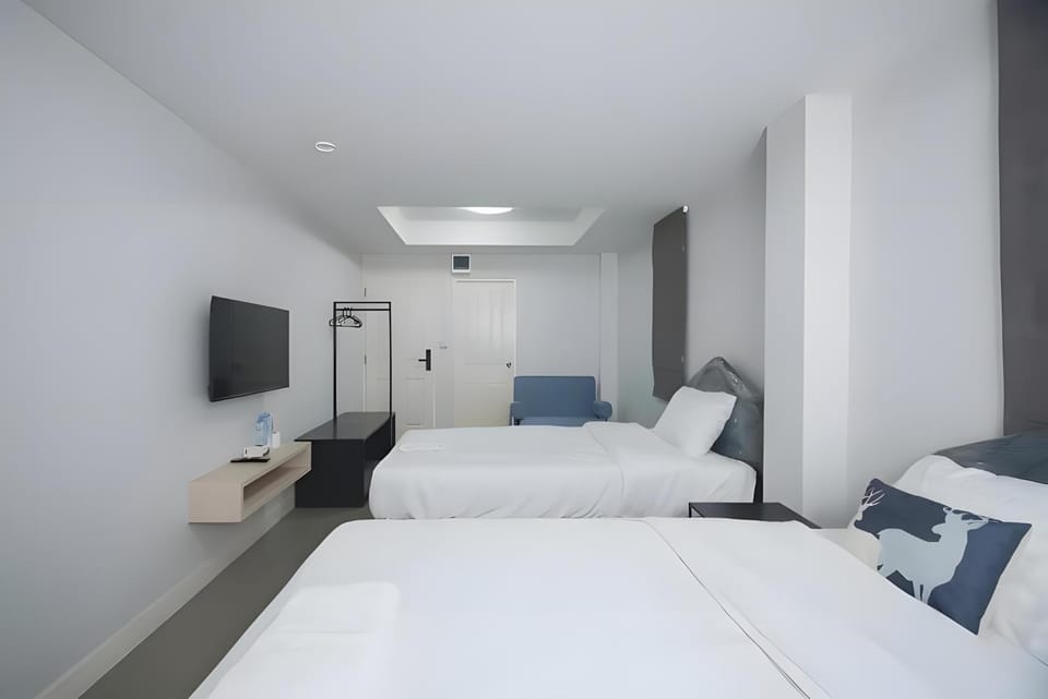 Bed, TV and multimedia, Photo of the whole room, Bedroom, towels, air conditioner