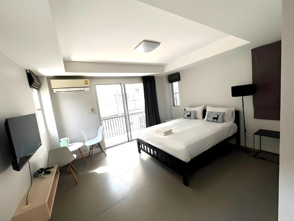 Bed, TV and multimedia, Photo of the whole room, Bedroom