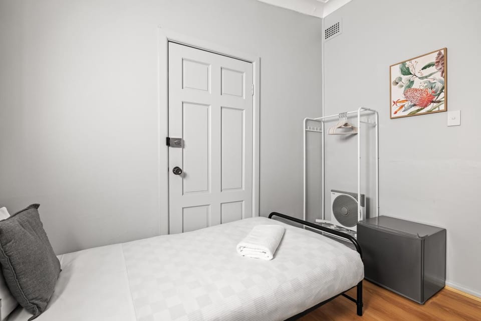 Budget Single Room in Belmore - Convenient Stay Near Shops - Shared Bathroom Bed and Breakfast in Sydney