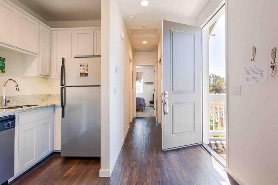Kitchen or kitchenette, dishwasher, oven