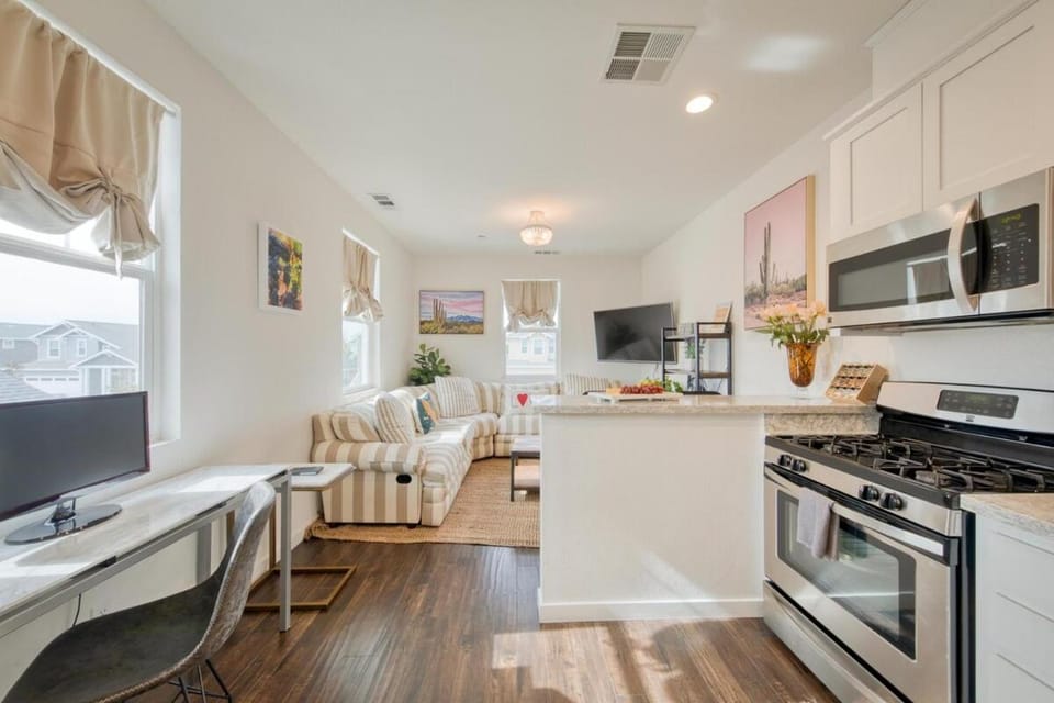 TV and multimedia, Kitchen or kitchenette, Living room, Seating area, Dining area, dishwasher, oven, stove