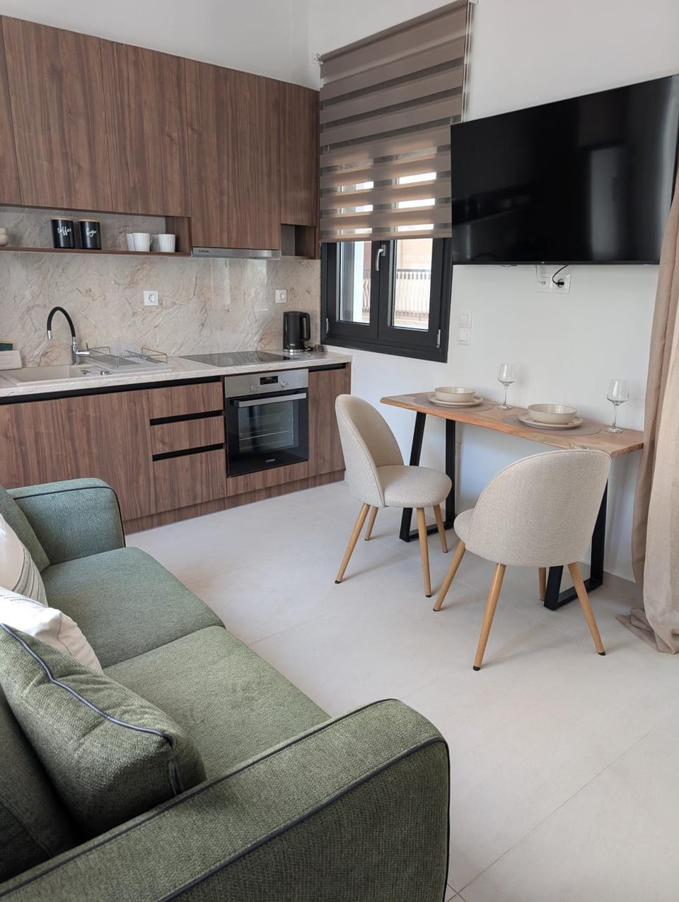TV and multimedia, Kitchen or kitchenette, Living room, Seating area, Dining area, oven, stove