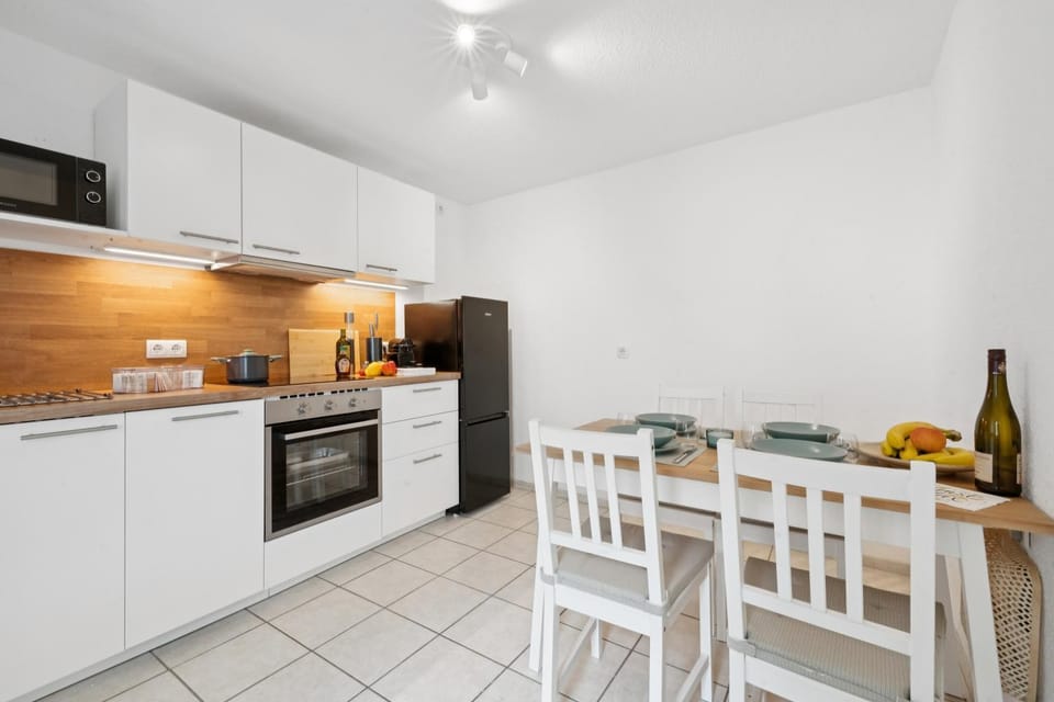 Kitchen or kitchenette, Dining area, dishwasher, oven, pet friendly, stove, toaster