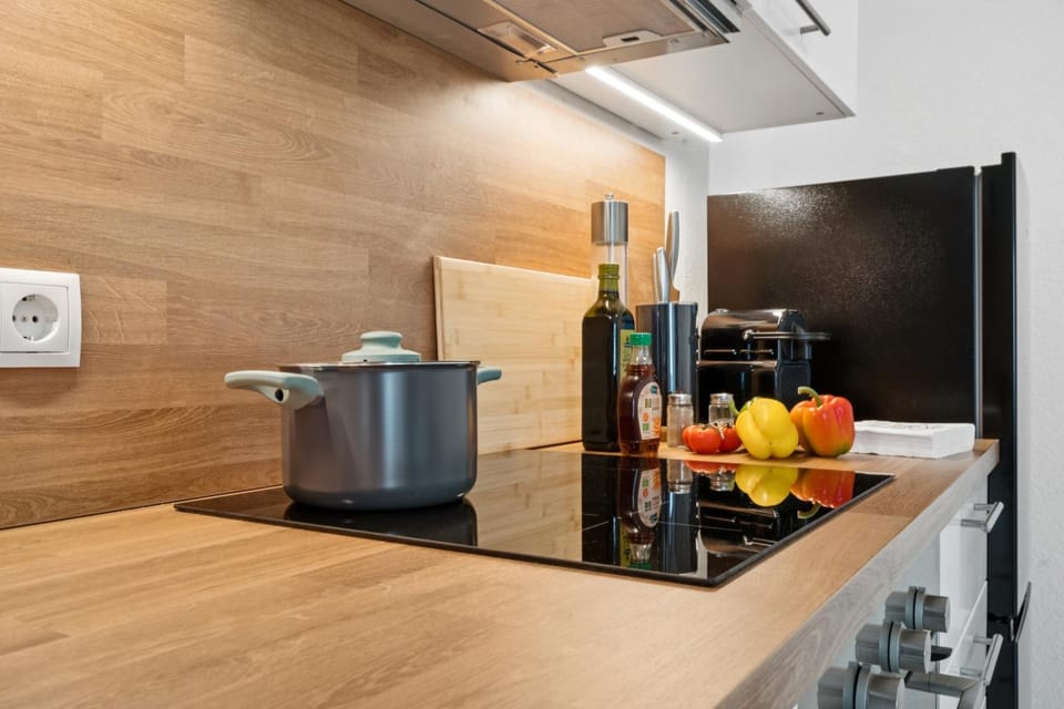 Kitchen or kitchenette, Food and drinks, Food, oven, stove