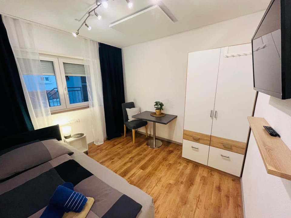 TV and multimedia, Seating area, wardrobe