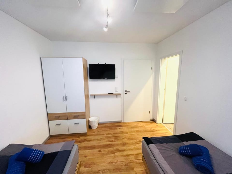 Bed, TV and multimedia, Photo of the whole room, Bedroom