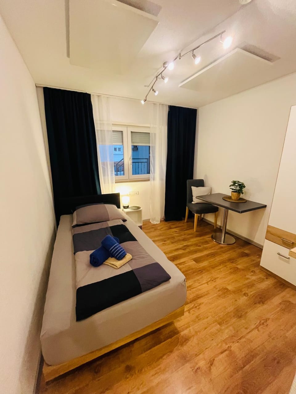 Bed, Photo of the whole room, Bedroom, towels