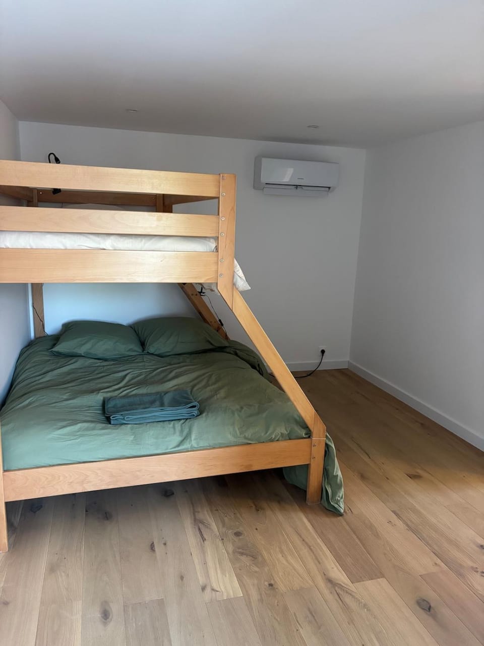 Bedroom, bunk bed