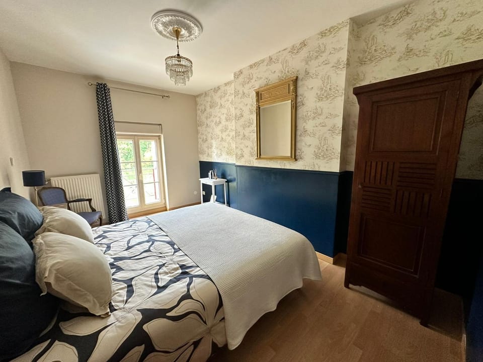 Bed, Living room, Photo of the whole room, Bedroom, wardrobe