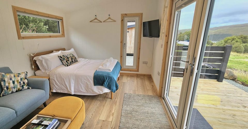 Bed, Natural landscape, TV and multimedia, View (from property/room), Balcony/Terrace, Living room, Seating area, Bedroom, Mountain view