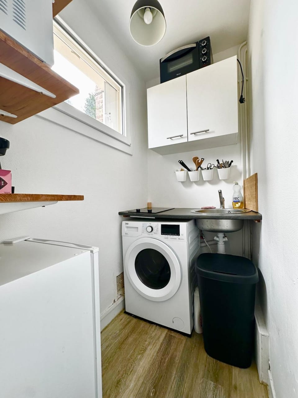 Kitchen or kitchenette, stove, washing machine, dryer