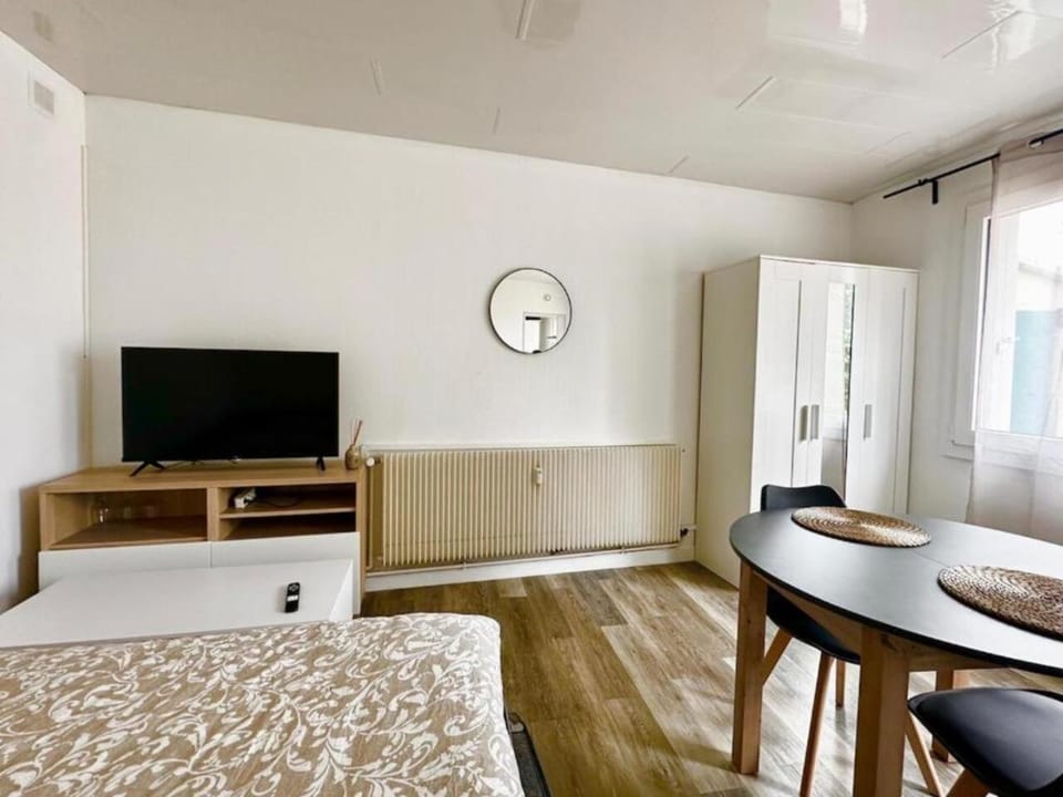 Communal lounge/ TV room, Bed, TV and multimedia, Living room, Seating area, Dining area, Bedroom, wardrobe