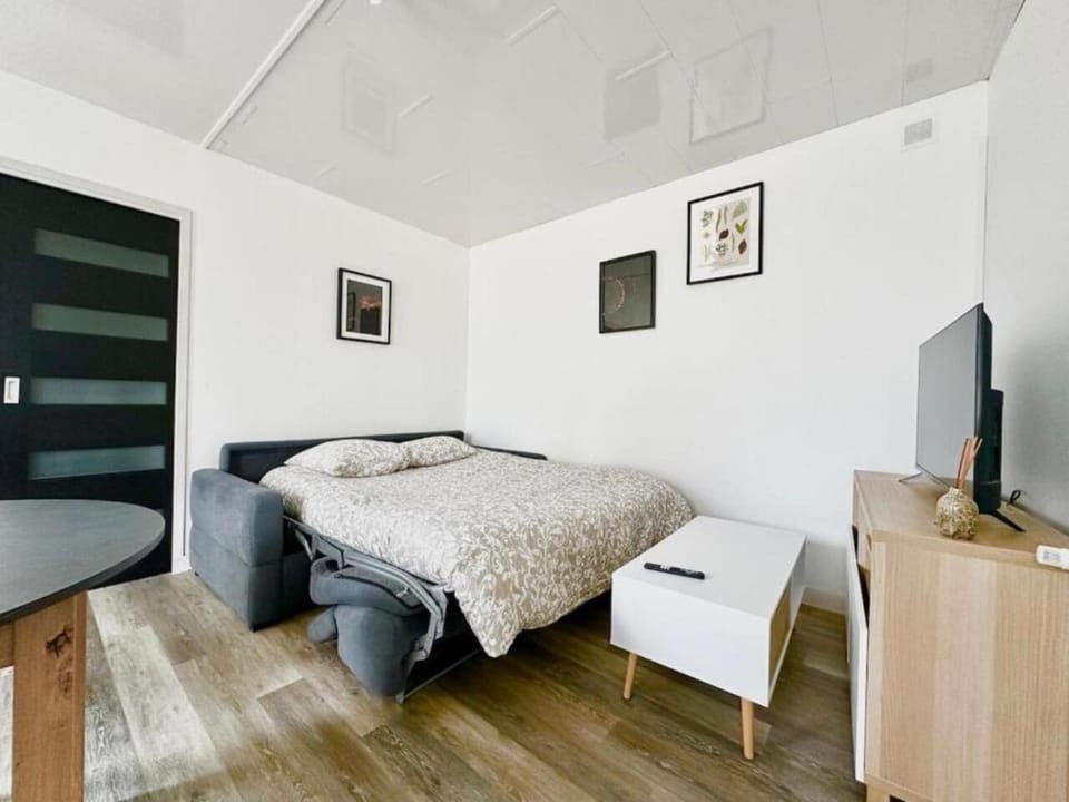 Bed, TV and multimedia, Photo of the whole room, Bedroom