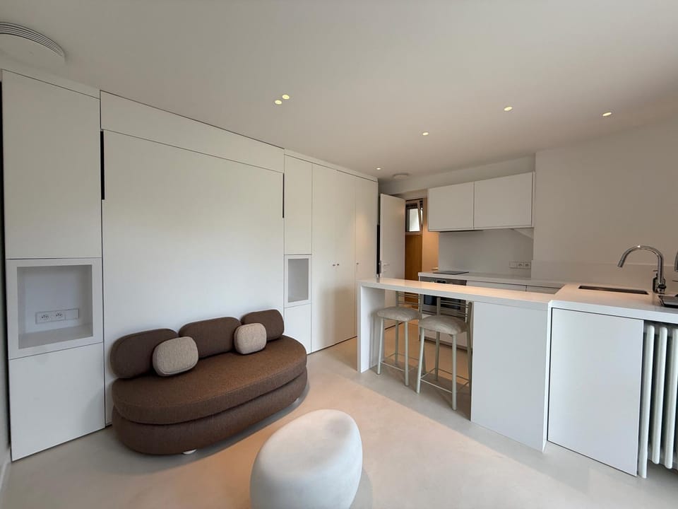 Kitchen or kitchenette, Living room, Seating area, Dining area