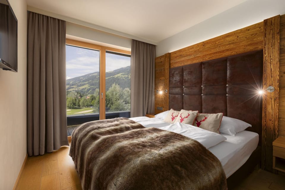 Bed, TV and multimedia, Bedroom