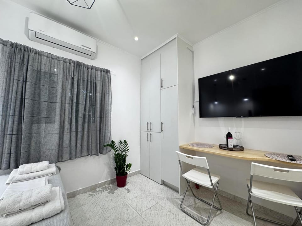 Bed, TV and multimedia, Living room, Photo of the whole room, Seating area, air conditioner