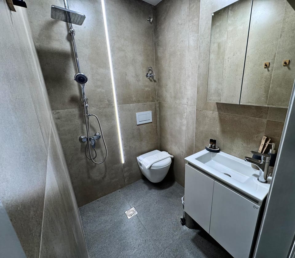 Shower, Toilet, Bathroom, Bath, bidet, towels