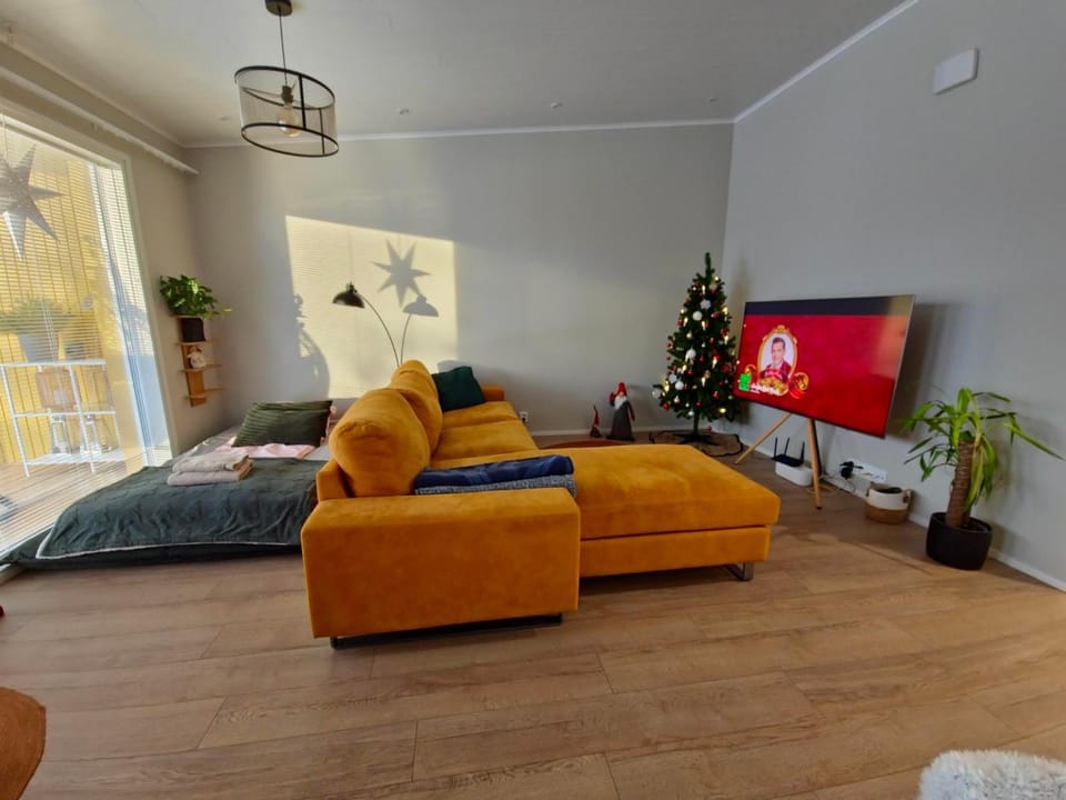 Communal lounge/ TV room, Living room