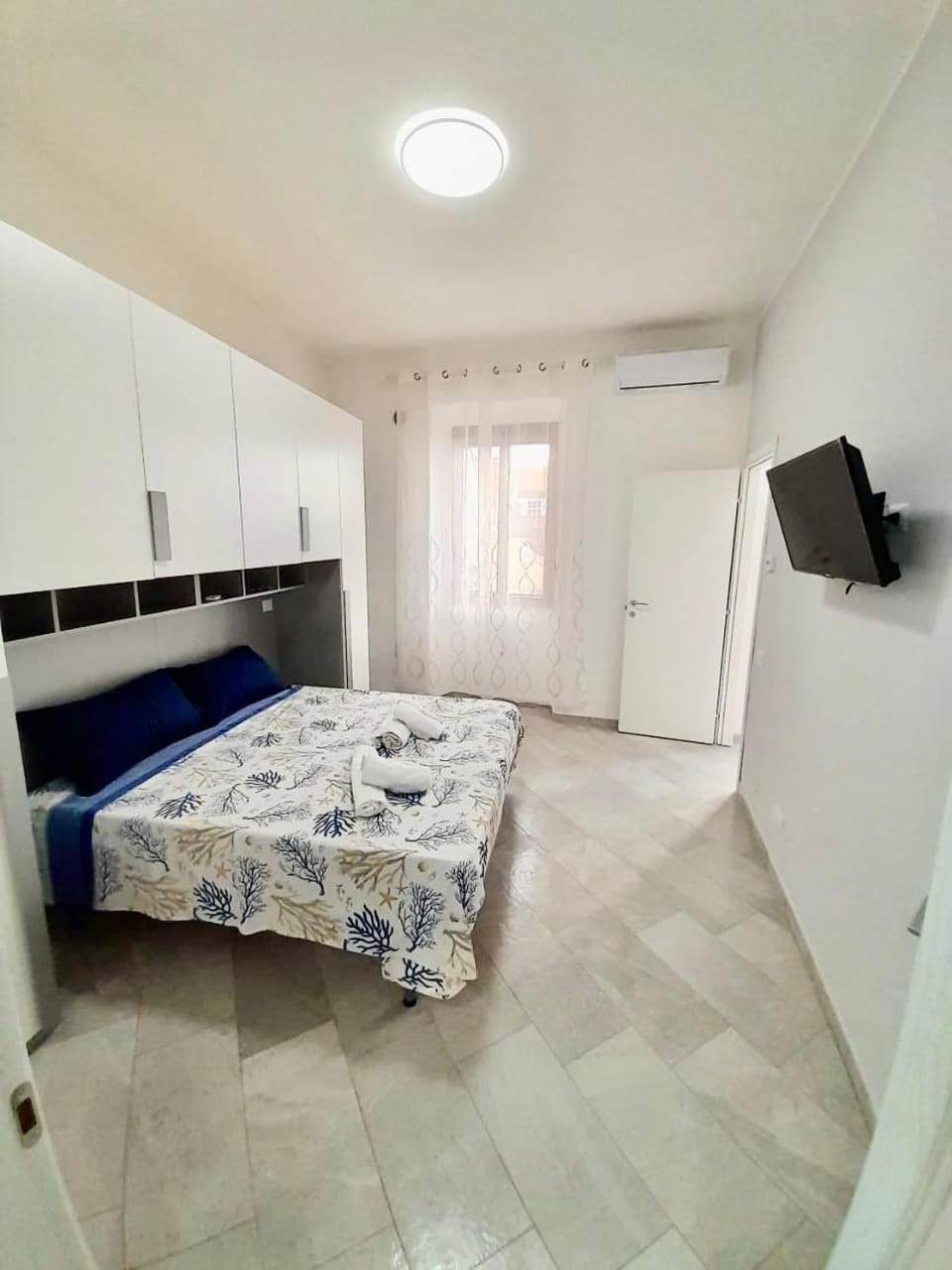 Bed, TV and multimedia, Photo of the whole room, Bedroom, wardrobe