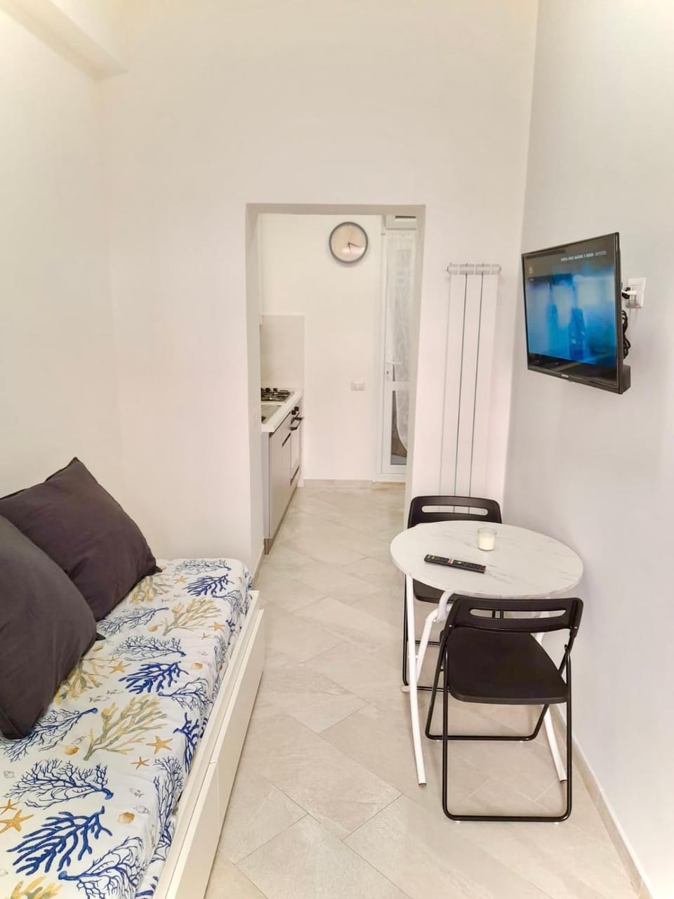 Bed, TV and multimedia, Living room, Photo of the whole room, Seating area, Bedroom