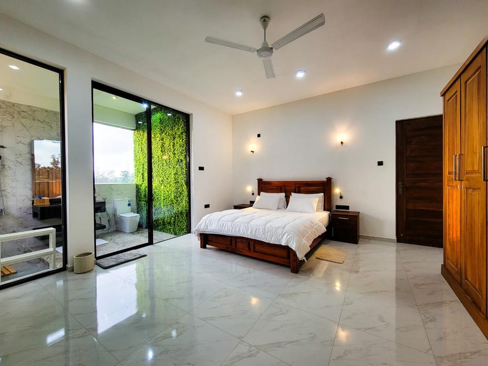 Bed, TV and multimedia, Photo of the whole room, Bedroom, fireplace, wardrobe, air conditioner