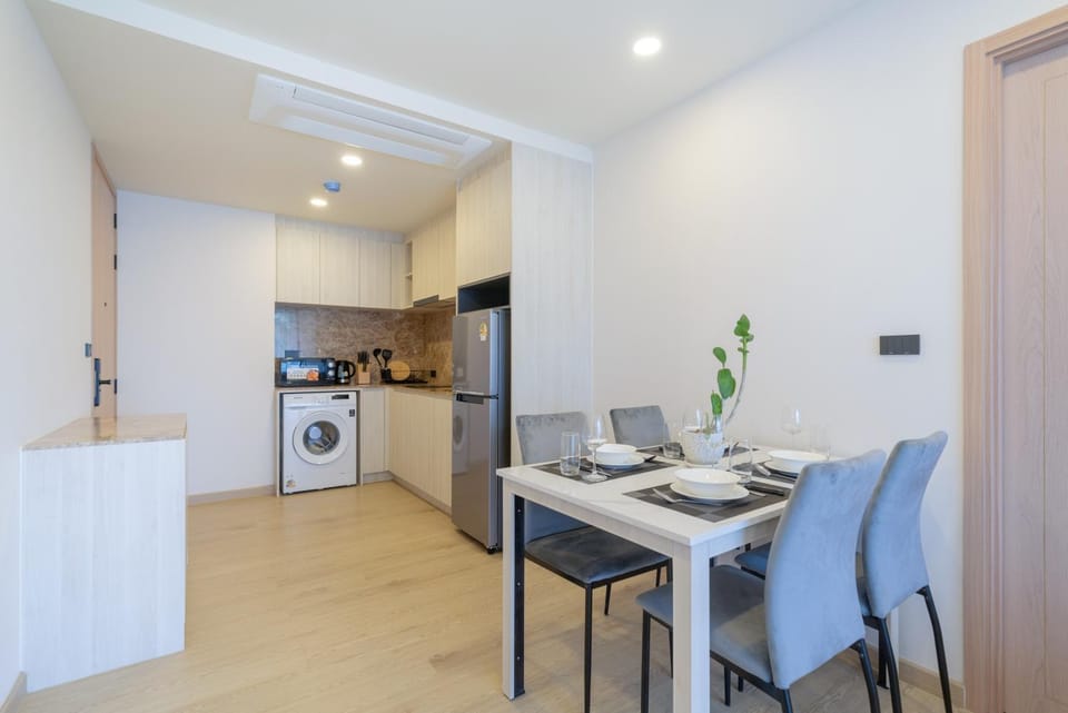 Kitchen or kitchenette, Dining area, washing machine