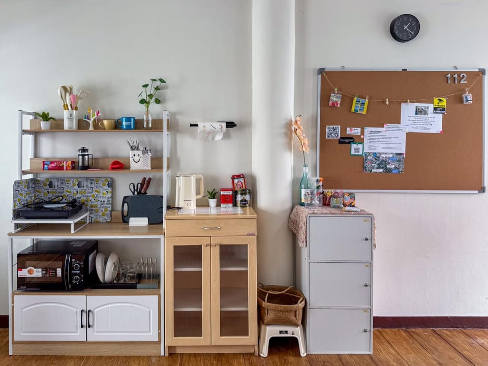 Coffee/tea facilities, Kitchen or kitchenette, Kitchen or kitchenette, Communal kitchen, oven