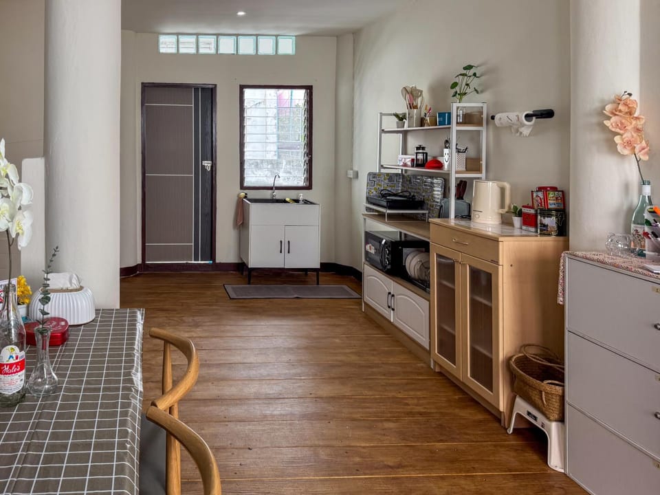 Coffee/tea facilities, Kitchen or kitchenette, Kitchen or kitchenette, Dining area, Communal kitchen