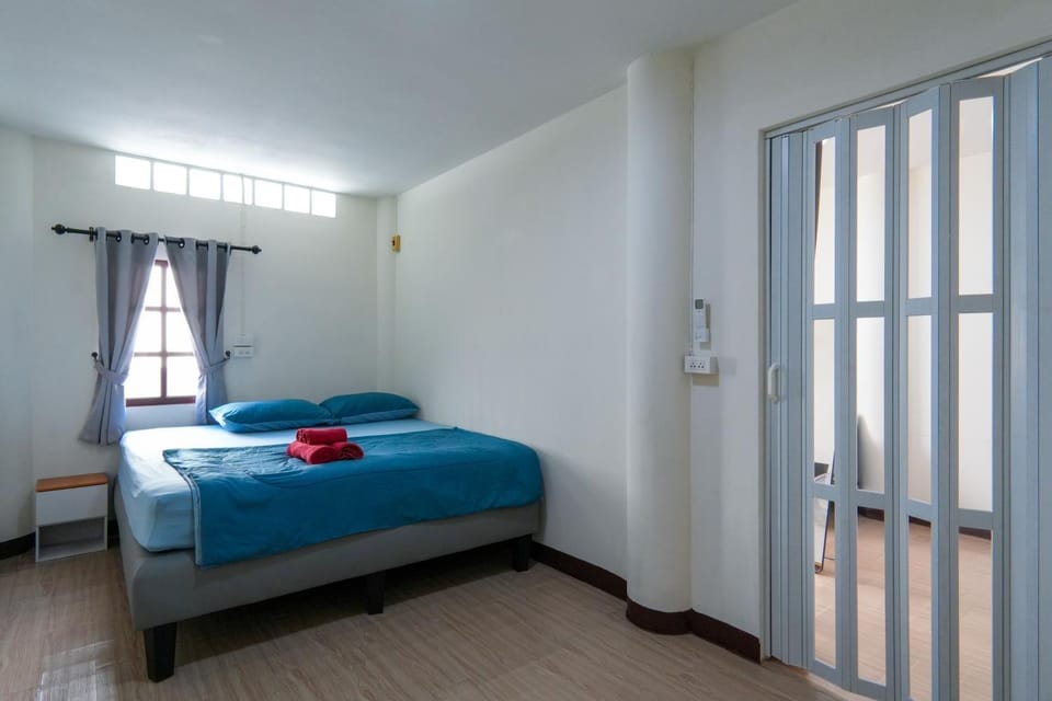 Bed, Bedroom, towels