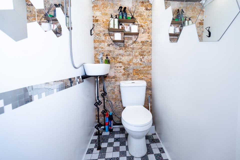 Shower, Toilet