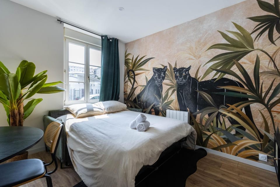 Bed, Living room, Seating area