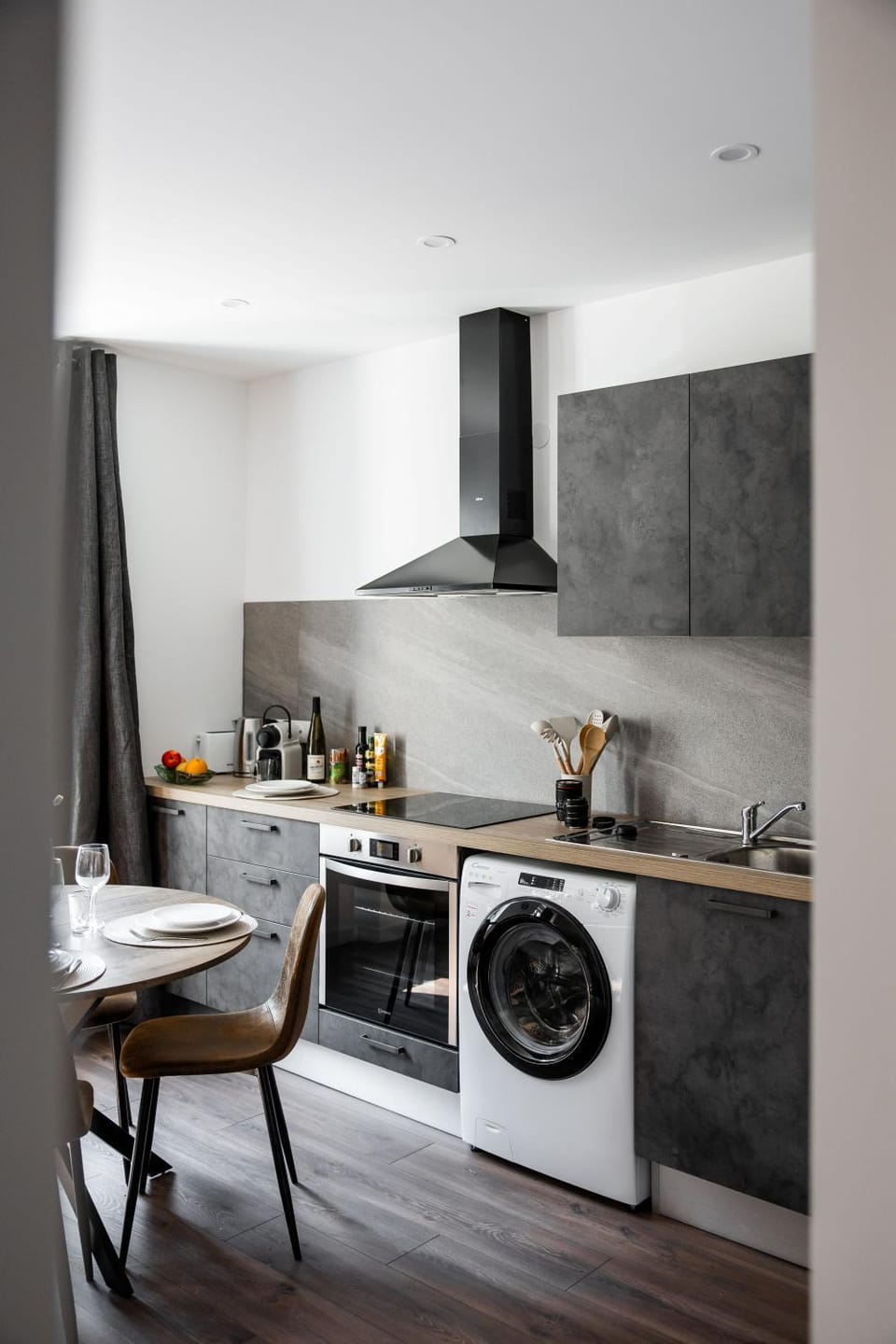 Coffee/tea facilities, Dining area, toaster, washing machine, kitchen