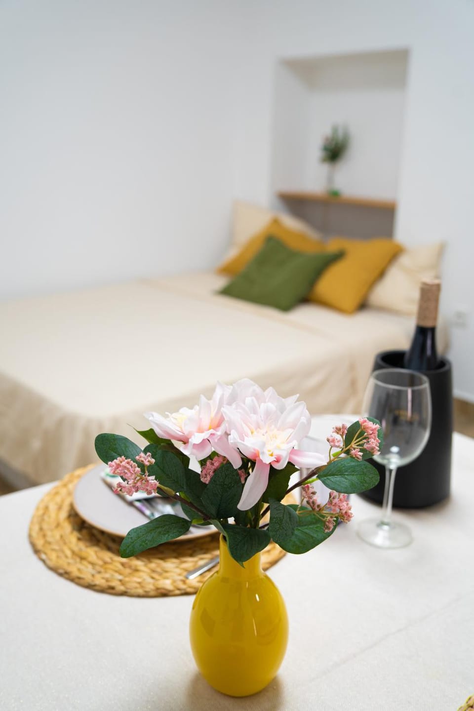 Bed, Dining area
