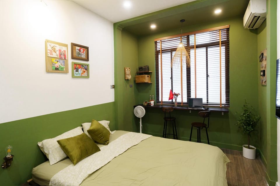 Bed, TV and multimedia, Photo of the whole room, Seating area, Bedroom, air conditioner