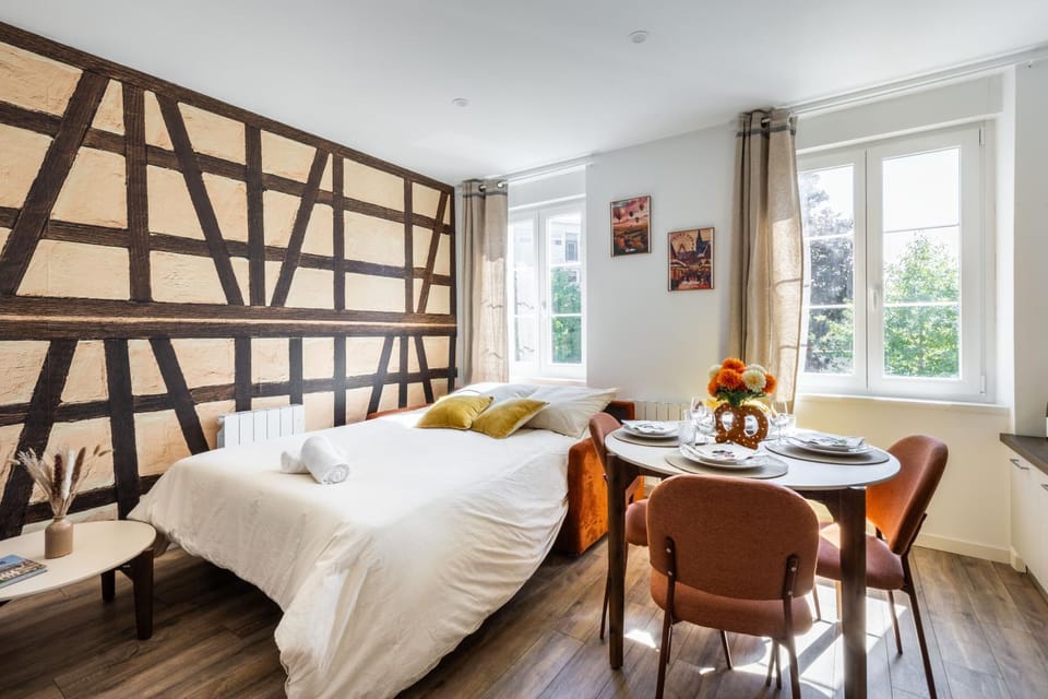 Bed, Living room, Photo of the whole room, Seating area, Dining area