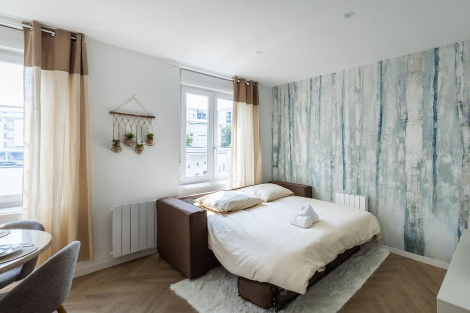 Bed, Living room, Photo of the whole room, towels