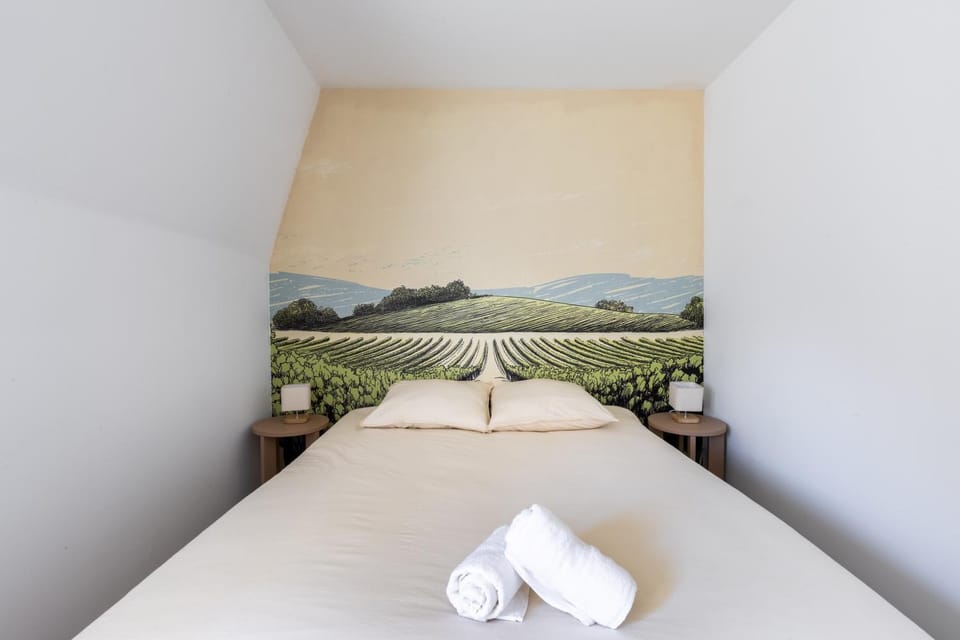 Bed, Photo of the whole room, Bedroom, towels