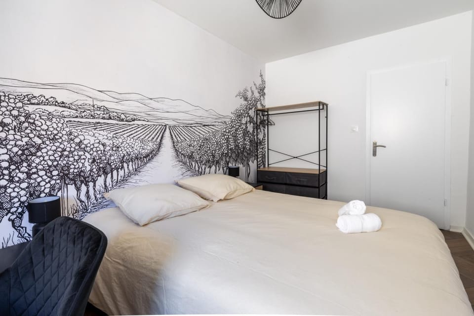 Bed, Photo of the whole room, Seating area, Bedroom, towels, wardrobe