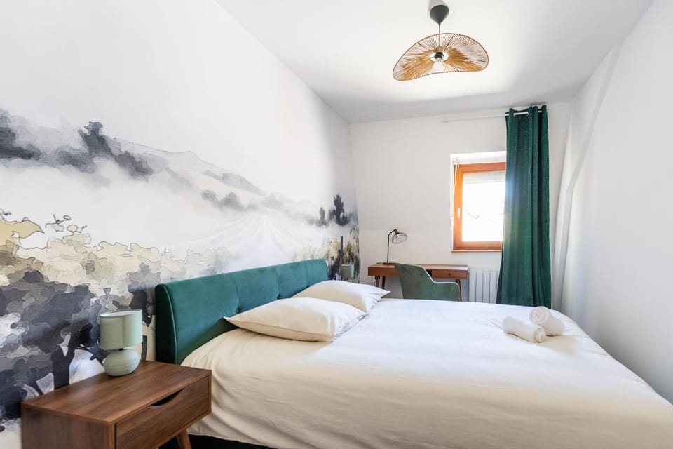 Bed, Photo of the whole room, Seating area, Bedroom, towels