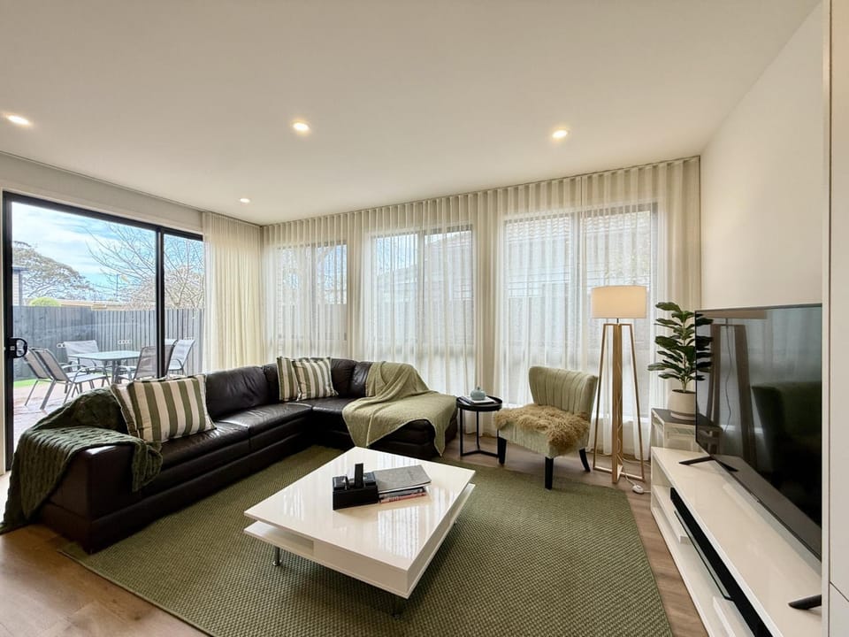 Living room, Seating area, Dining area, heating