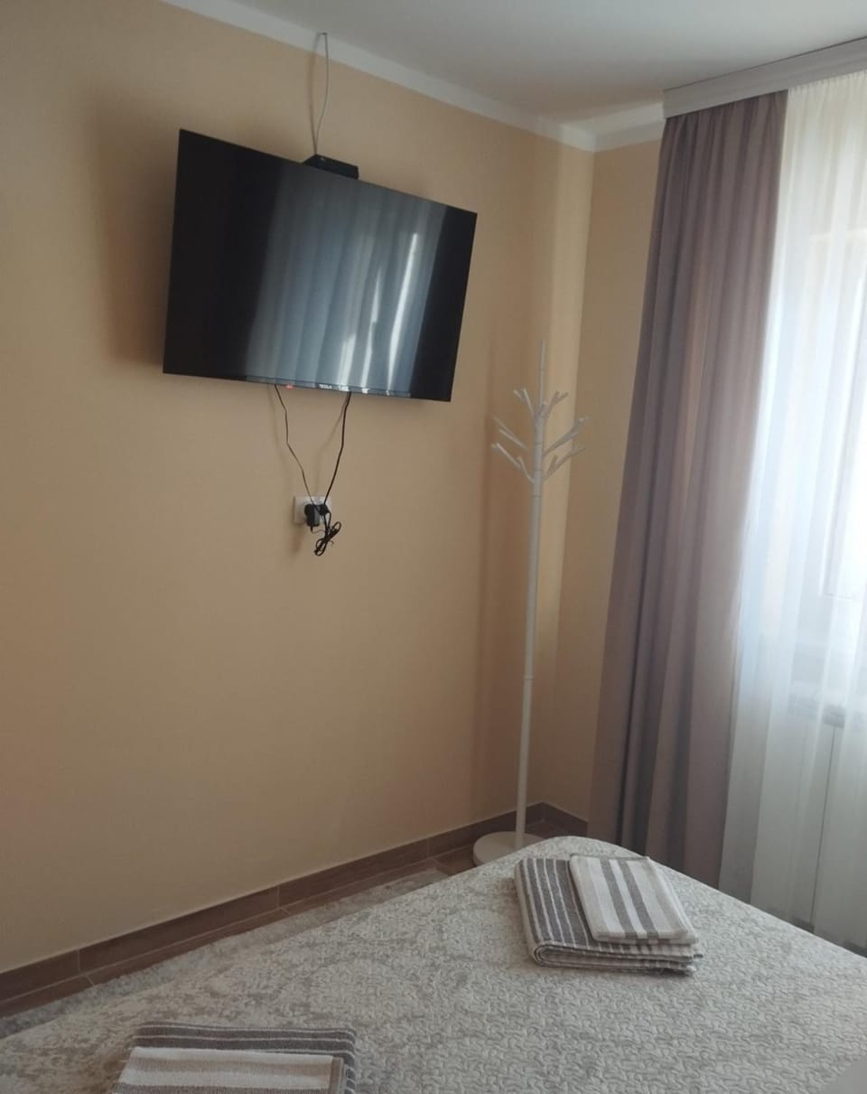 Bed, TV and multimedia, Photo of the whole room, Bedroom, towels