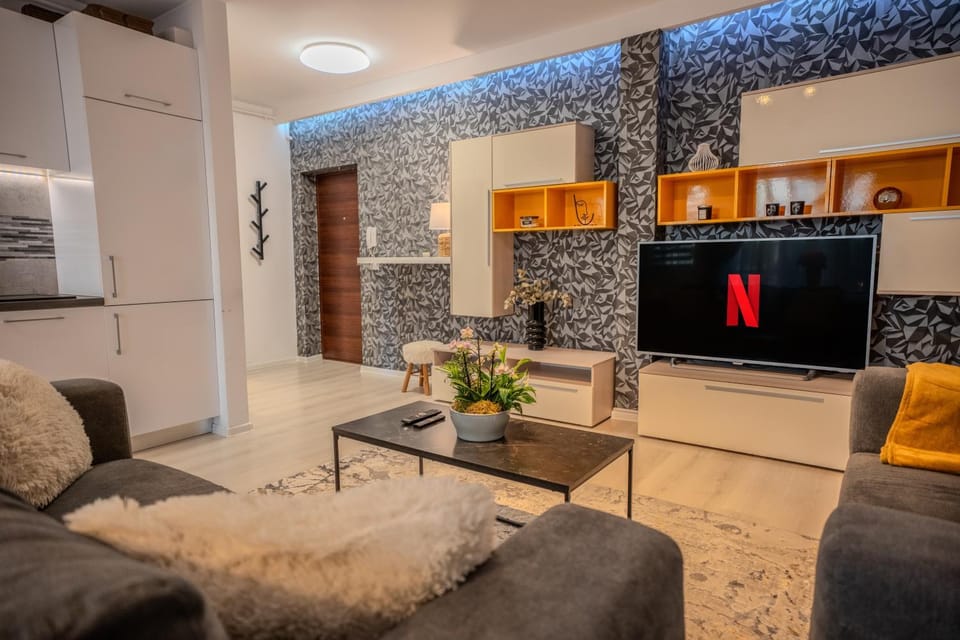 Communal lounge/ TV room, TV and multimedia, Living room, Seating area, Evening entertainment