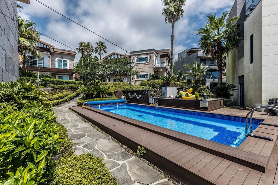 Property building, Day, Swimming pool