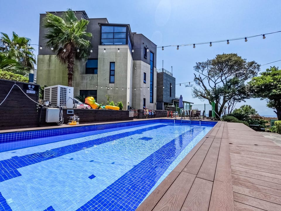 Property building, Day, Swimming pool