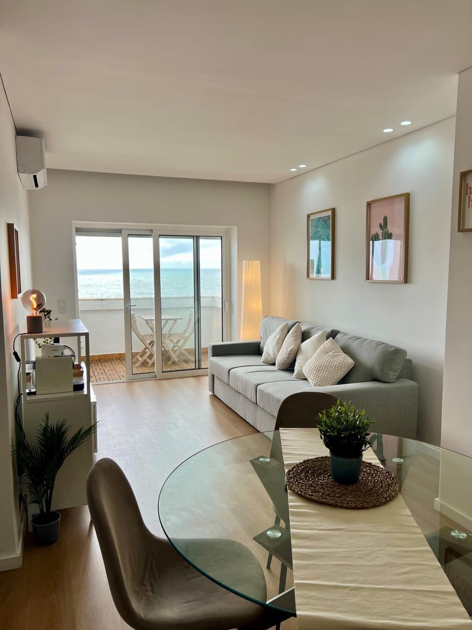 Living room, Photo of the whole room
